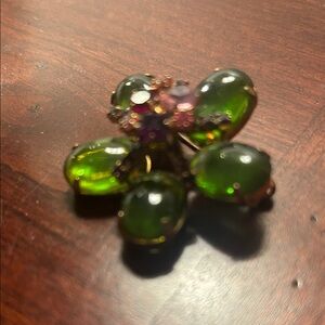 Vintage-Inspired Green Cabochon Floral Brooch